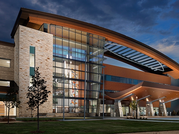 exterior shot of uchealth longs peak hospital 
